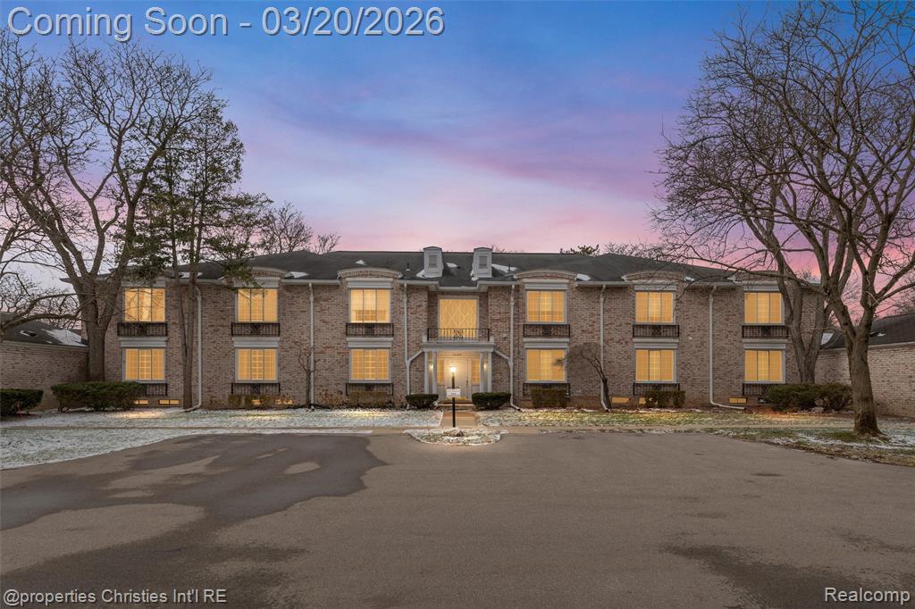 40750 Woodward Avenue, 25, Bloomfield Hills, MI 48304 — front exterior