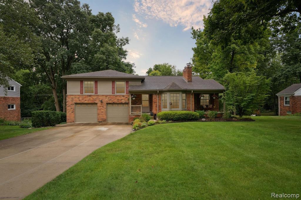 425 Kendry Avenue, Bloomfield Hills, MI 48302 — front exterior