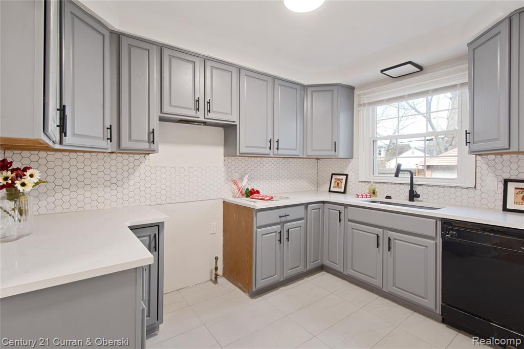 16166 Sunderland Road, Detroit, MI 48219 — Photo 11
