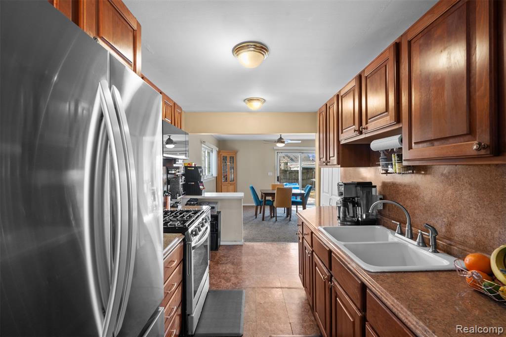 592 E Dallas Avenue, Madison Heights, MI 48071 — Photo 10