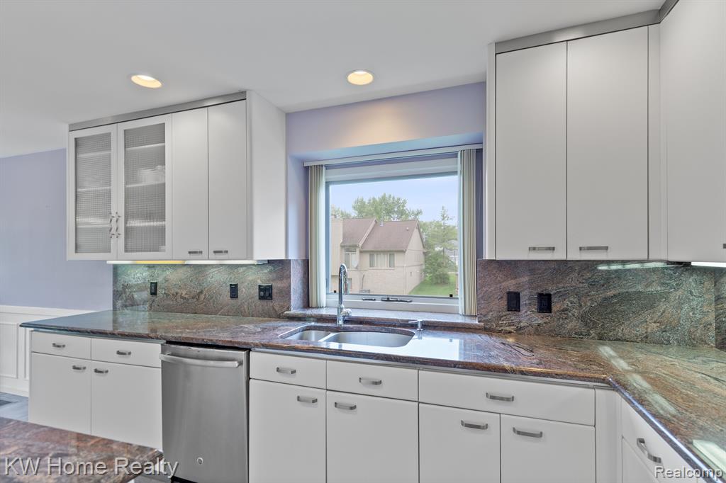 4958 COUNTRYSIDE Drive, West Bloomfield, MI 48323 — Photo 17
