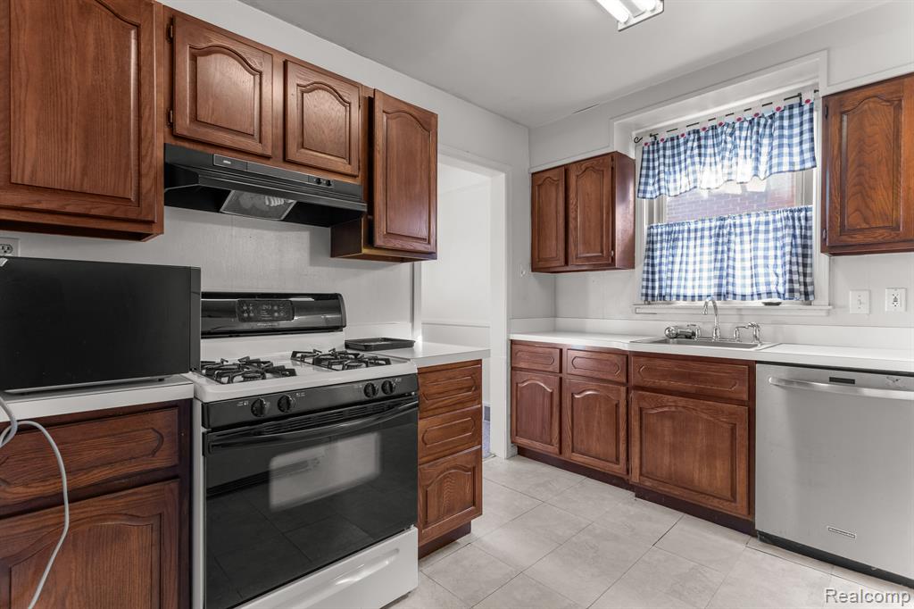 843 MAYBURN Street, Dearborn, MI 48128 — Photo 13
