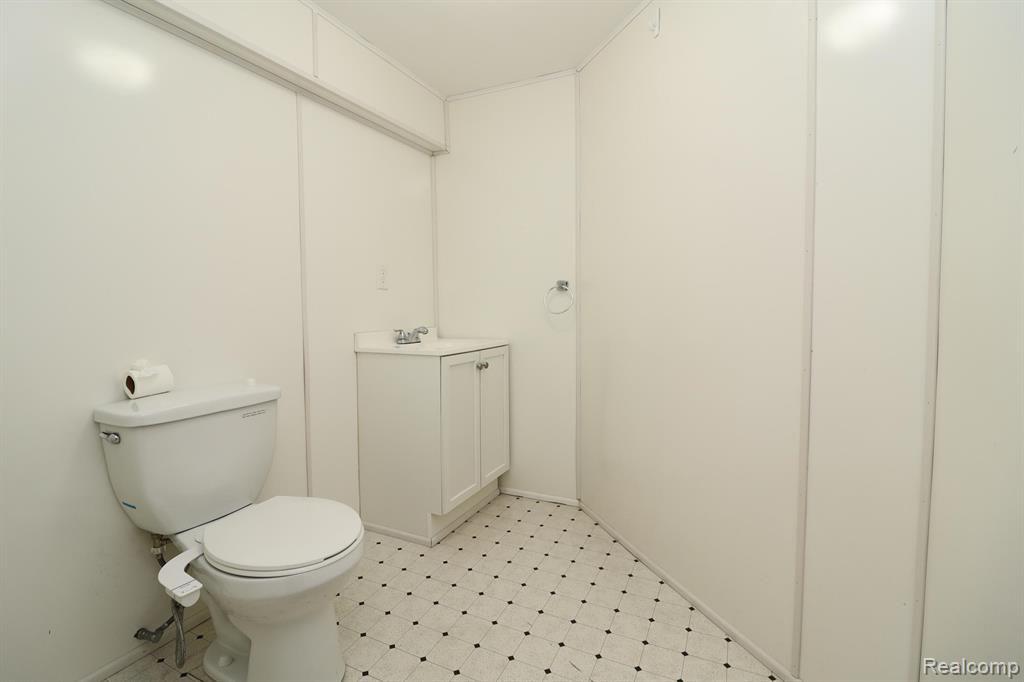 5302 ROYAL VALE Lane, Dearborn, MI 48126 — Photo 46