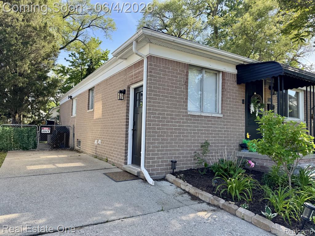 311 W Brockton Avenue, Madison Heights, MI 48071 — Photo 4