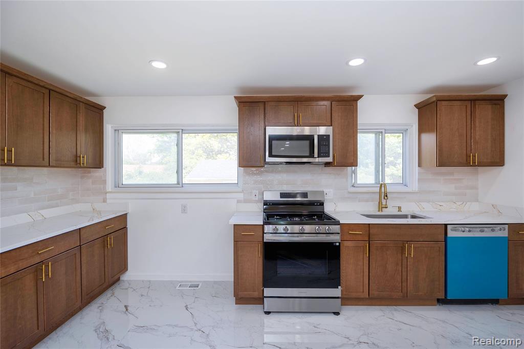 939 S Wildwood Street, Westland, MI 48186 — Photo 17