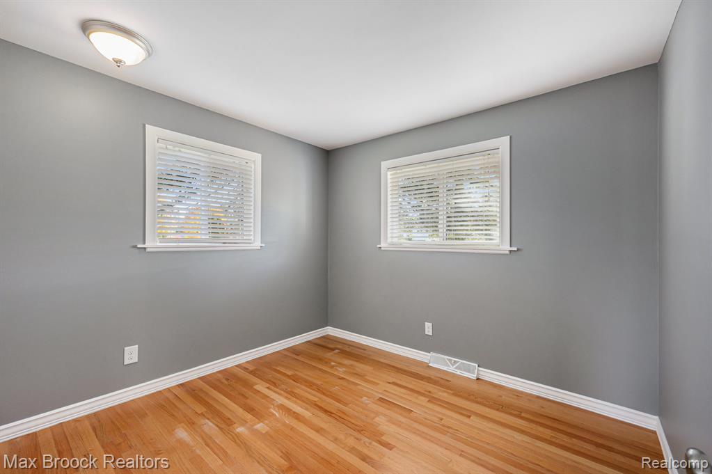 6604 Doyon Drive N, Waterford, MI 48327 — Photo 17