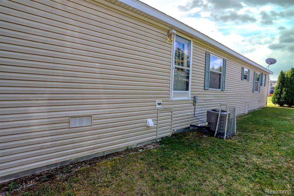 2670 Biscayne Court, Lapeer, MI 48446 — Photo 2