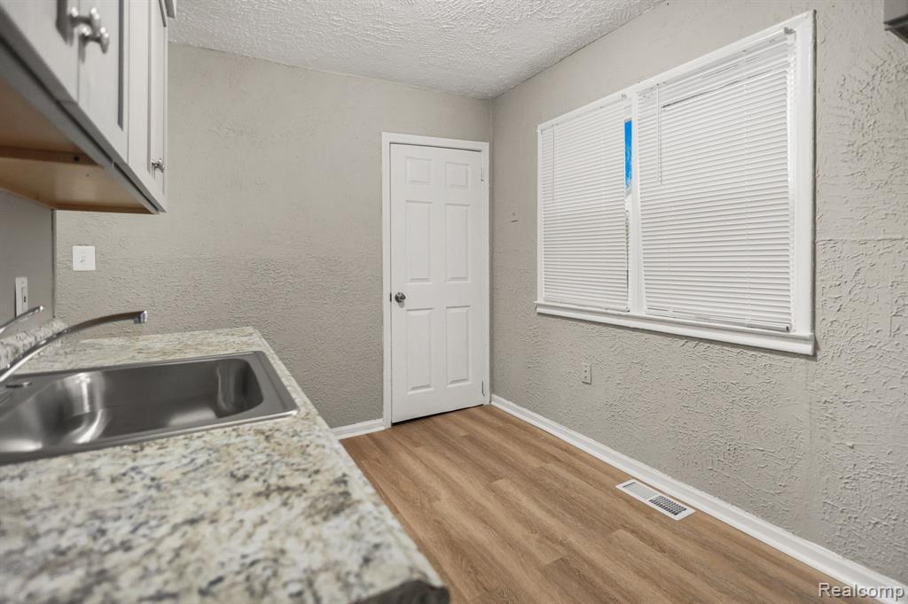 8499 MEADOW Avenue, Warren, MI 48089 — Photo 6