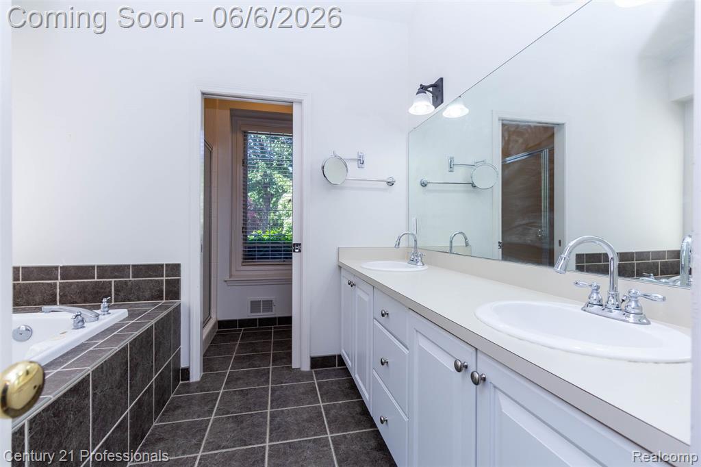 29401 Windmill Court, Farmington, MI 48334 — Photo 23