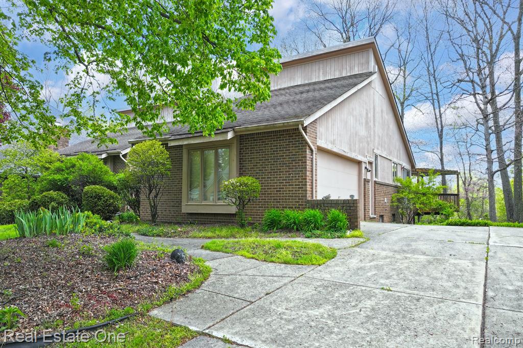 20080 Longridge Court, Northville, MI 48167 — Photo 2