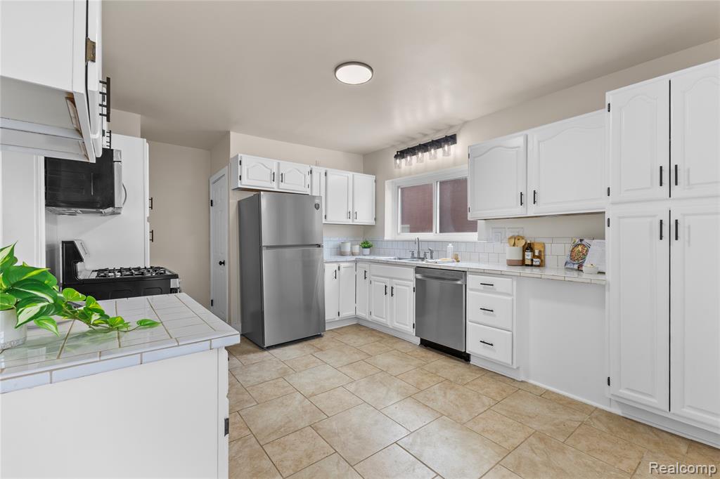 24857 Landau, Center Line, MI 48015 — Photo 12