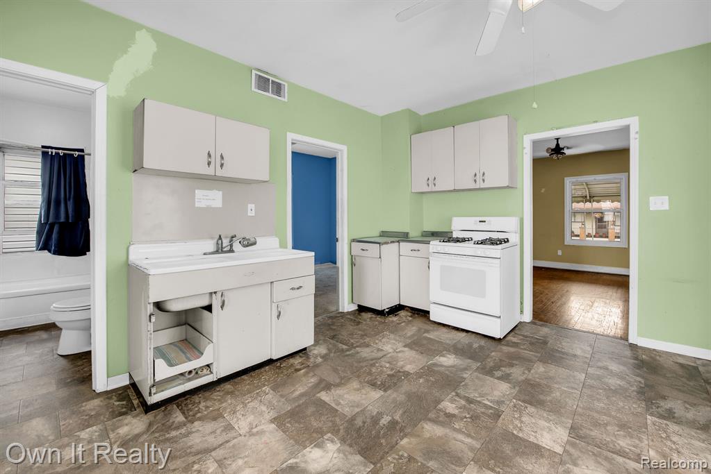 9369 McDougall Street, Hamtramck, MI 48212 — Photo 18