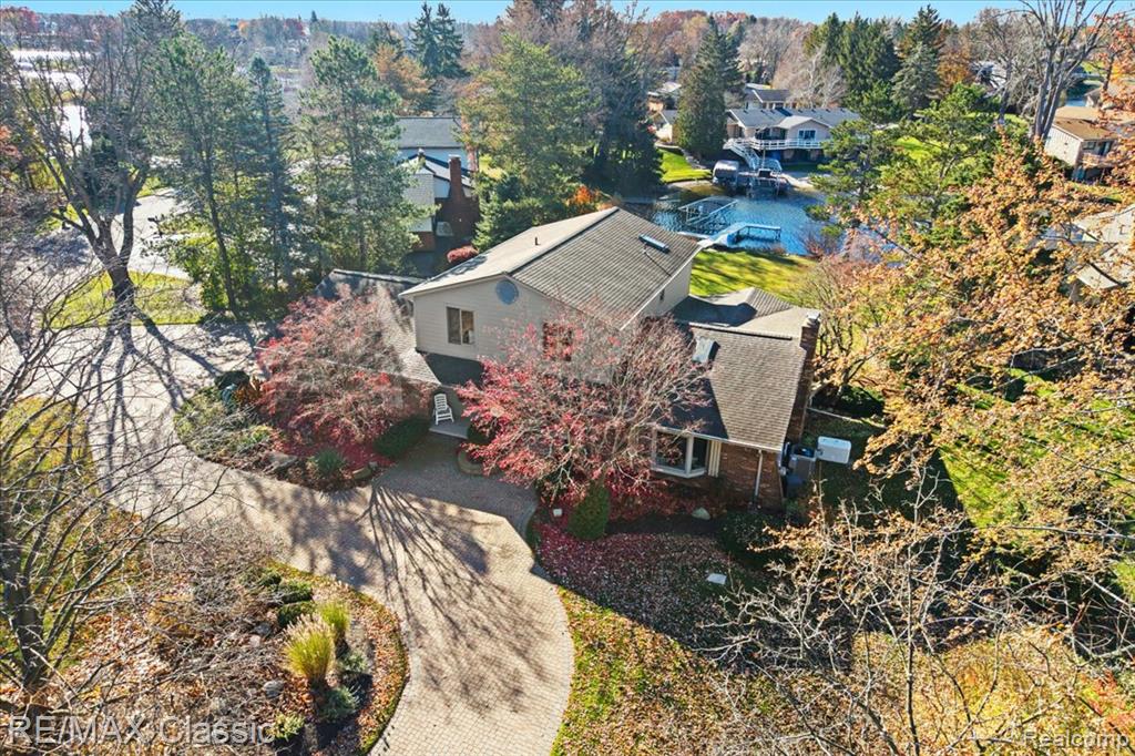 5067 Oakwood Court, Commerce Twp, MI 48382 — front exterior