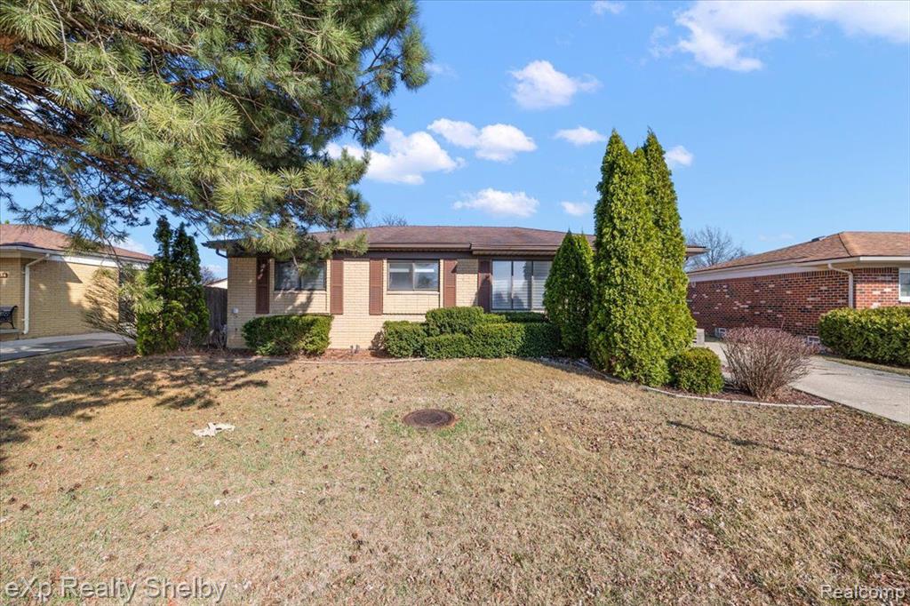 39622 UNIVERSITY Drive, Sterling Heights, MI 48310 — Photo 2