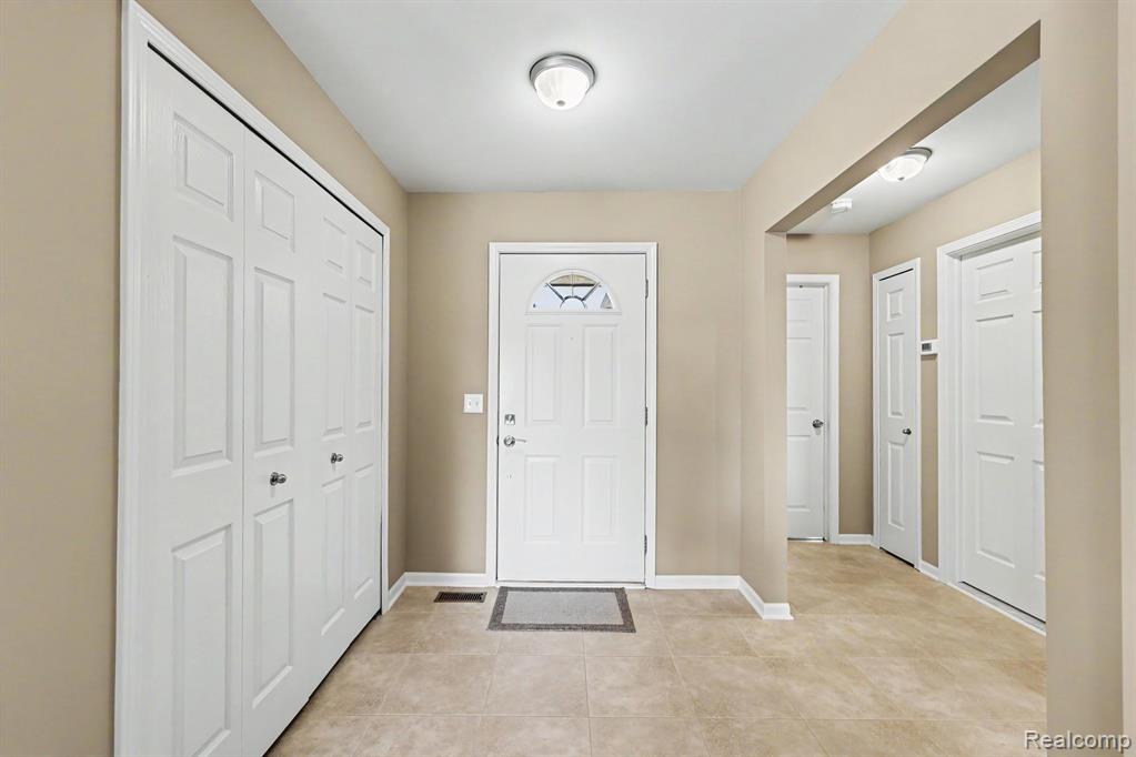 13750 Treeland Drive, Utica, MI 48315 — Photo 5