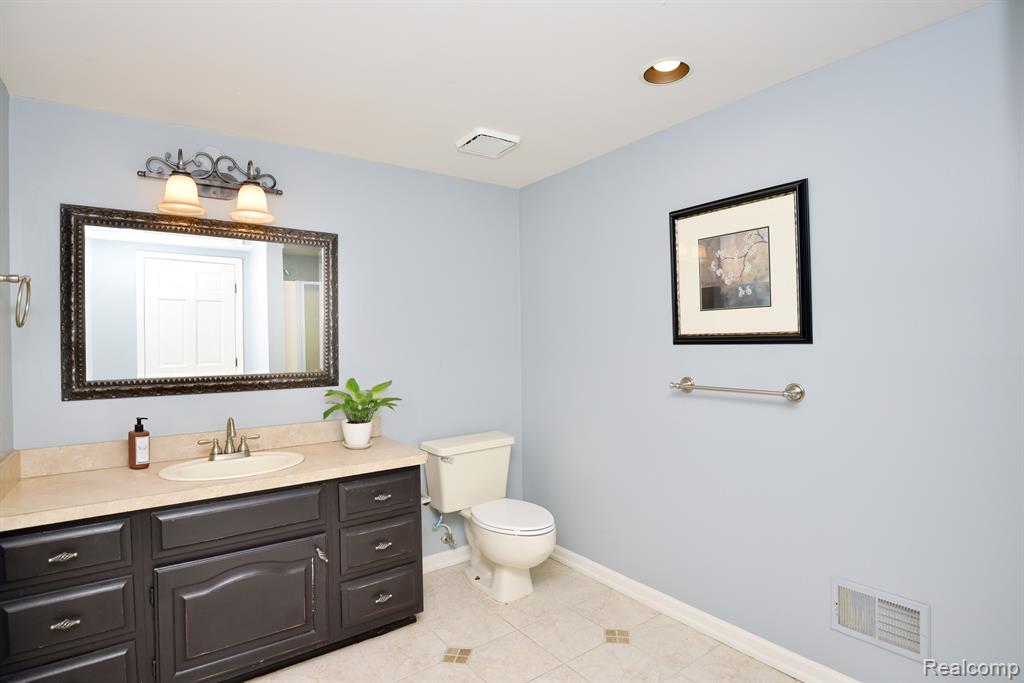 5687 GREENHILL Drive, Troy, MI 48098 — Photo 41