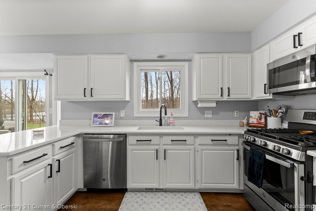 42745 LEDGEVIEW Drive, Novi, MI 48377 — Photo 13
