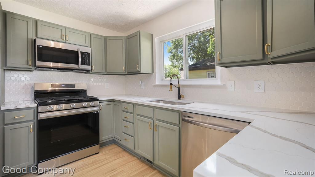7250 SANDY BEACH Drive, Waterford, MI — Photo 10