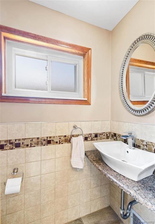 8484 BERWYN Street, Dearborn Heights, MI 48127 — Photo 17