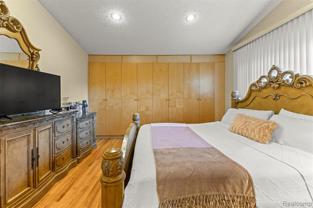 5589 Pembury, West Bloomfield, MI — Photo 30