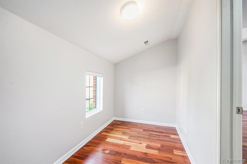226 W OAKBROOK Drive, Ann Arbor, MI 48103 — Photo 16