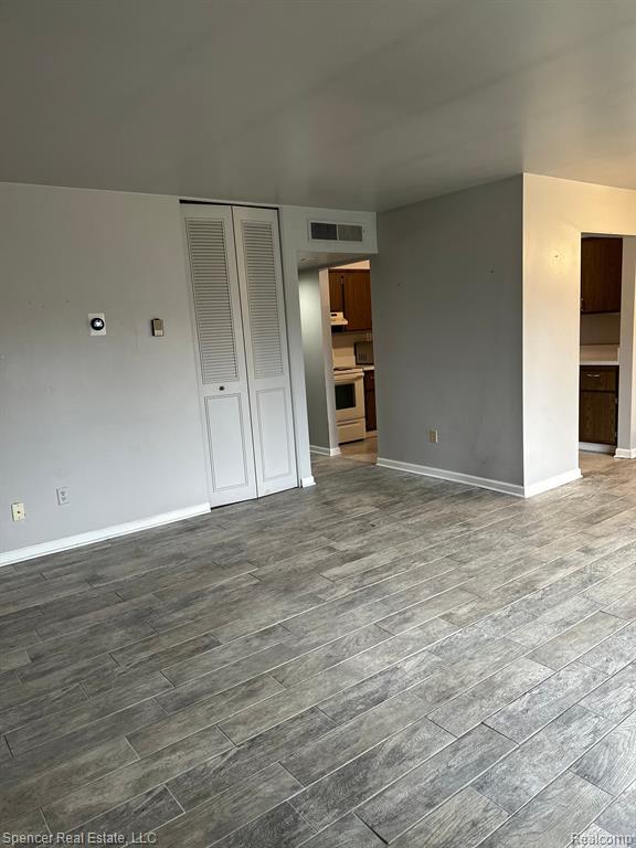 1800 COLONIAL VILLAGE Way, 3, Waterford, MI 48328 — Photo 5