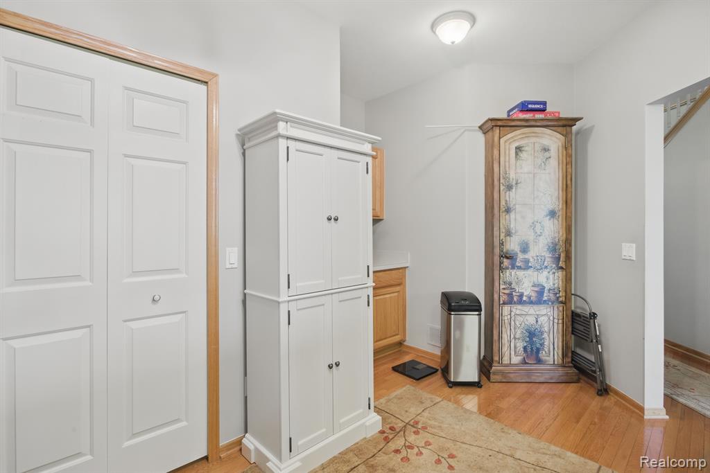 5496 GREENWAY Drive, 48, Trenton, MI 48183 — Photo 12