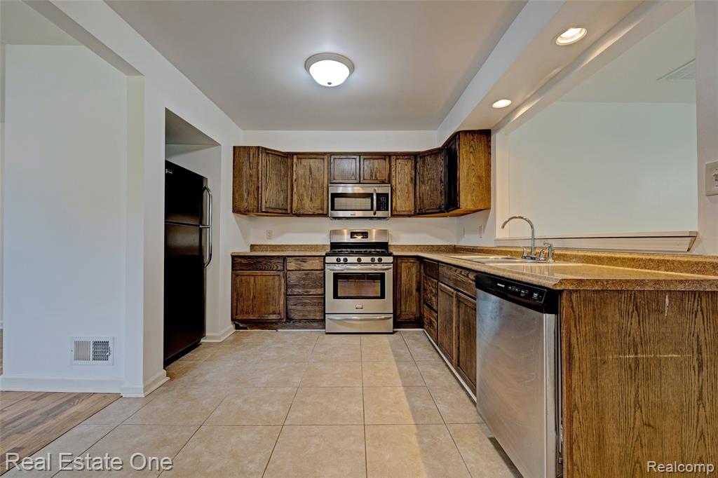 705 Richard Street, Holly, MI 48442 — Photo 8