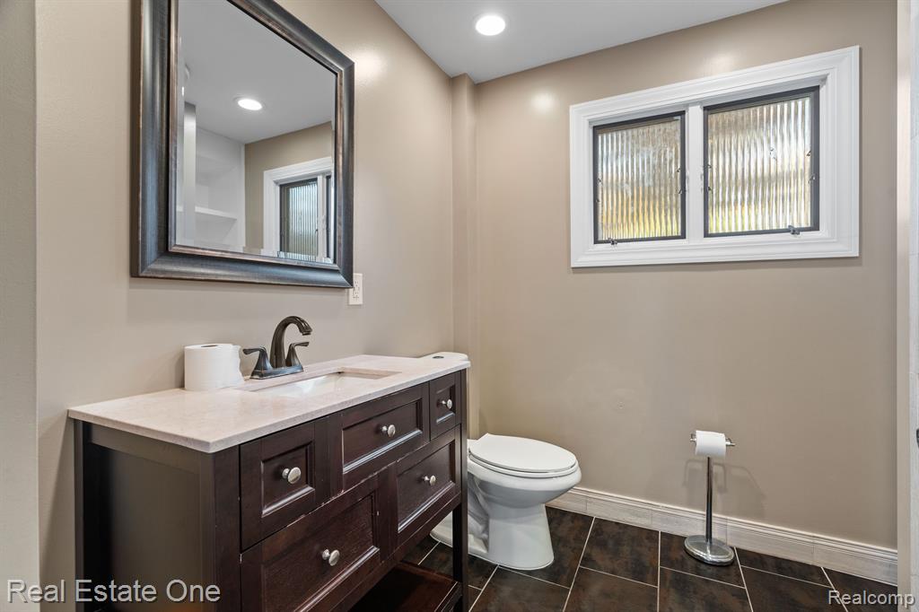 819 S HIGHLAND Street, Dearborn, MI 48124 — Photo 17