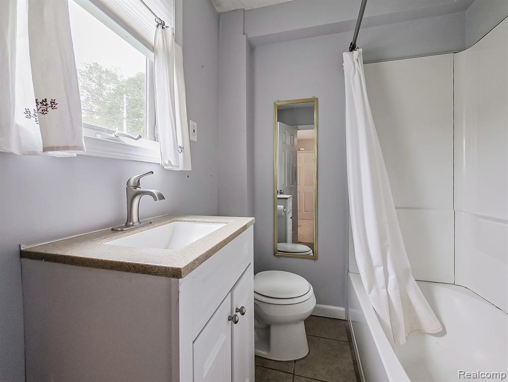 654 HICKORY unit 2 Street, Milford, MI 48381 — Photo 9