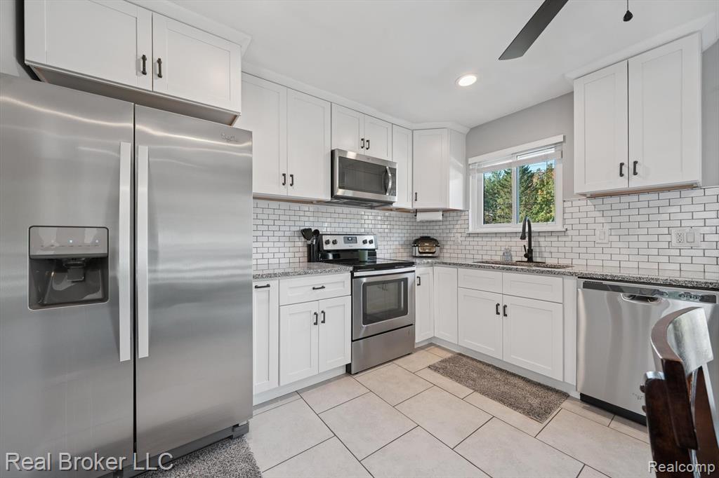 694 Ferndale Avenue, Lake Orion, MI 48362 — Photo 4