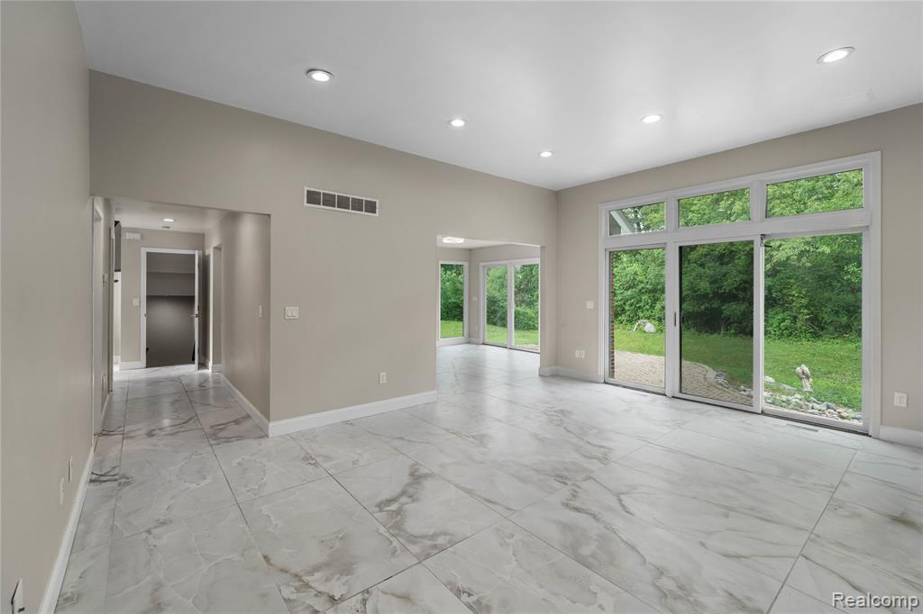 7386 Woodlore Drive, West Bloomfield, MI 48323 — Photo 10