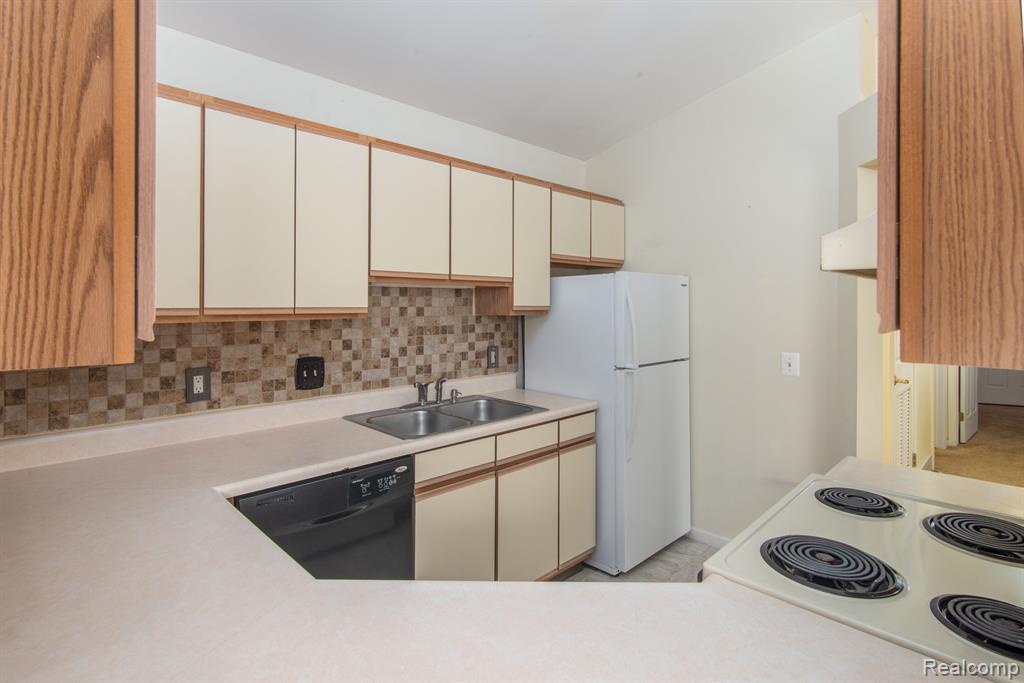 221 OAKBROOKE Drive, 5, South Lyon, MI 48178 — Photo 9