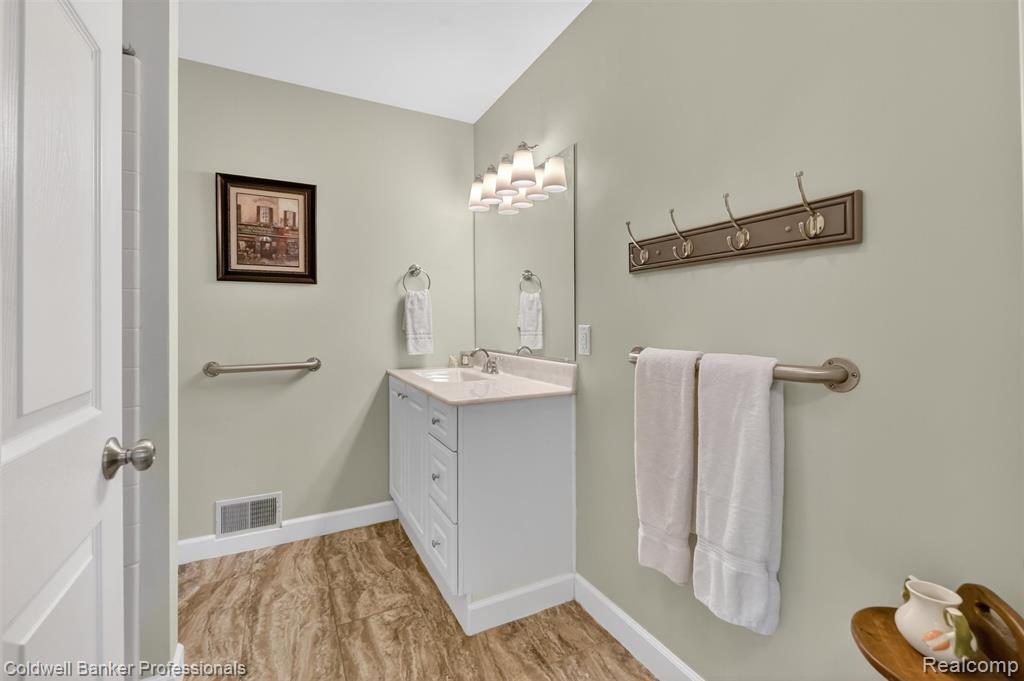 4380 Warwick Circle Drive, Grand Blanc, MI 48439 — Photo 20