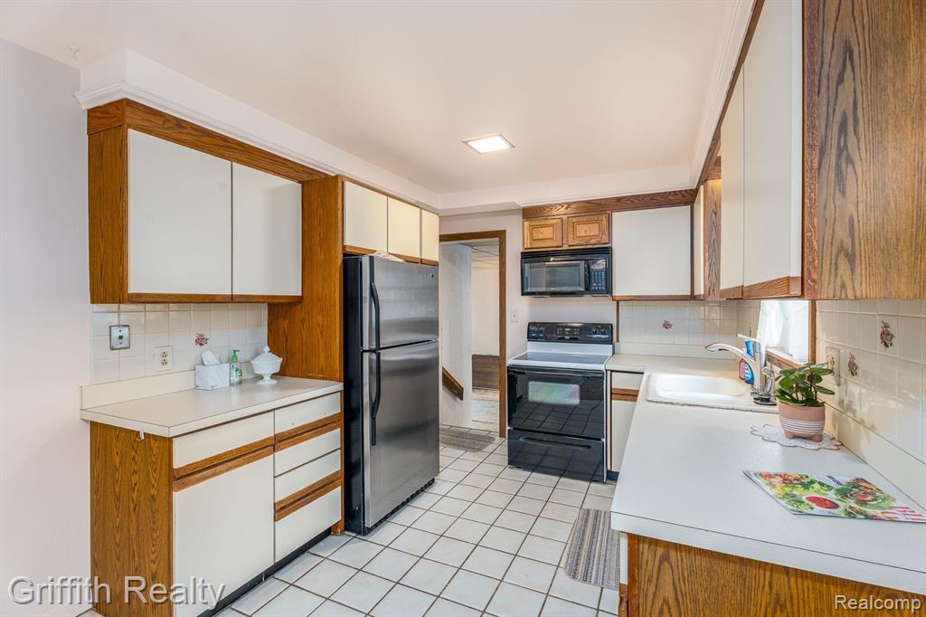 61305 FAIRLAND Drive, South Lyon, MI 48178 — Photo 7