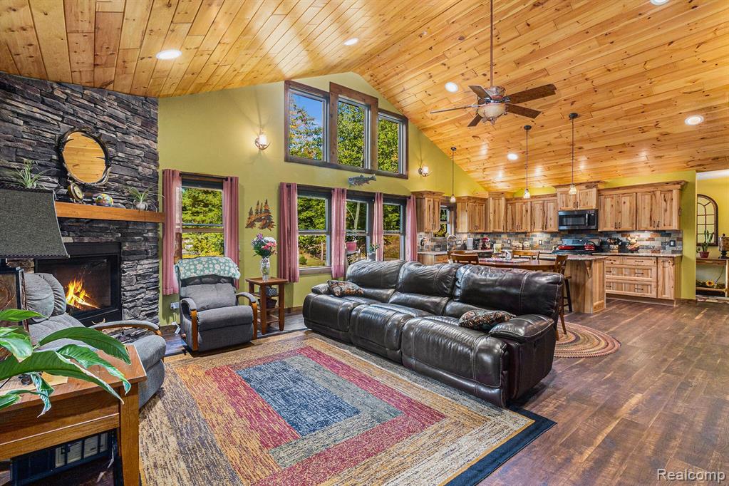 8630 HIDDEN LAKE Drive, Howell, MI 48855 — Photo 2