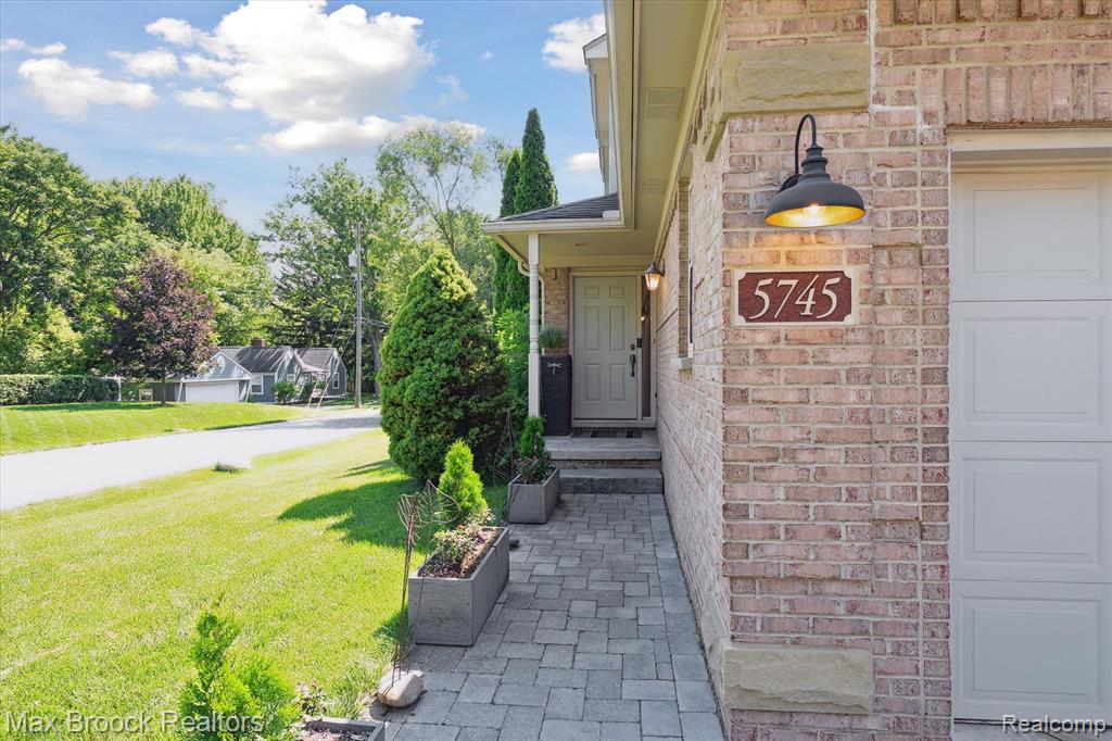 5745 Eastman Boulevard, West Bloomfield, MI 48323 — Photo 5