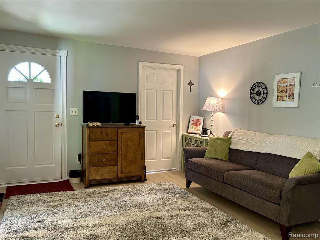 516 Clinton W, Howell, MI 48843 — Photo 5