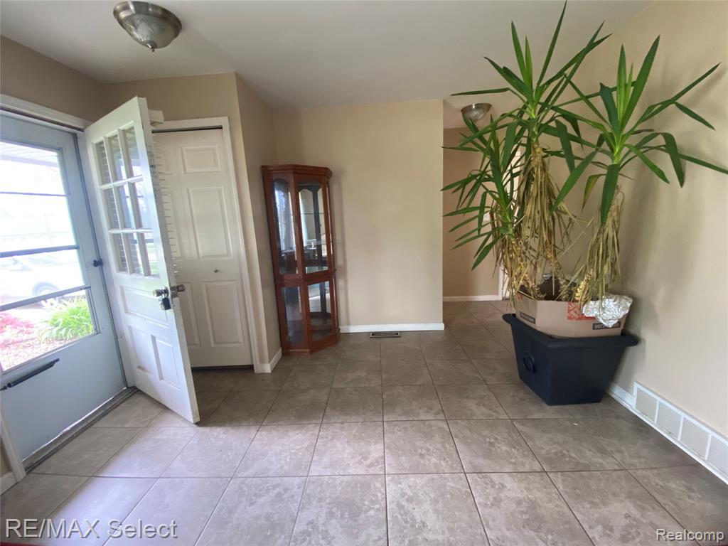 607 W Girard Avenue, Madison Heights, MI 48071 — Photo 14