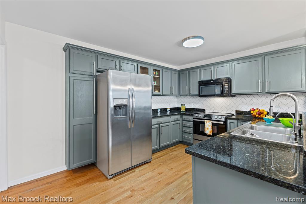 5817 Twin Oaks Drive, Sterling Heights, MI 48314 — Photo 36