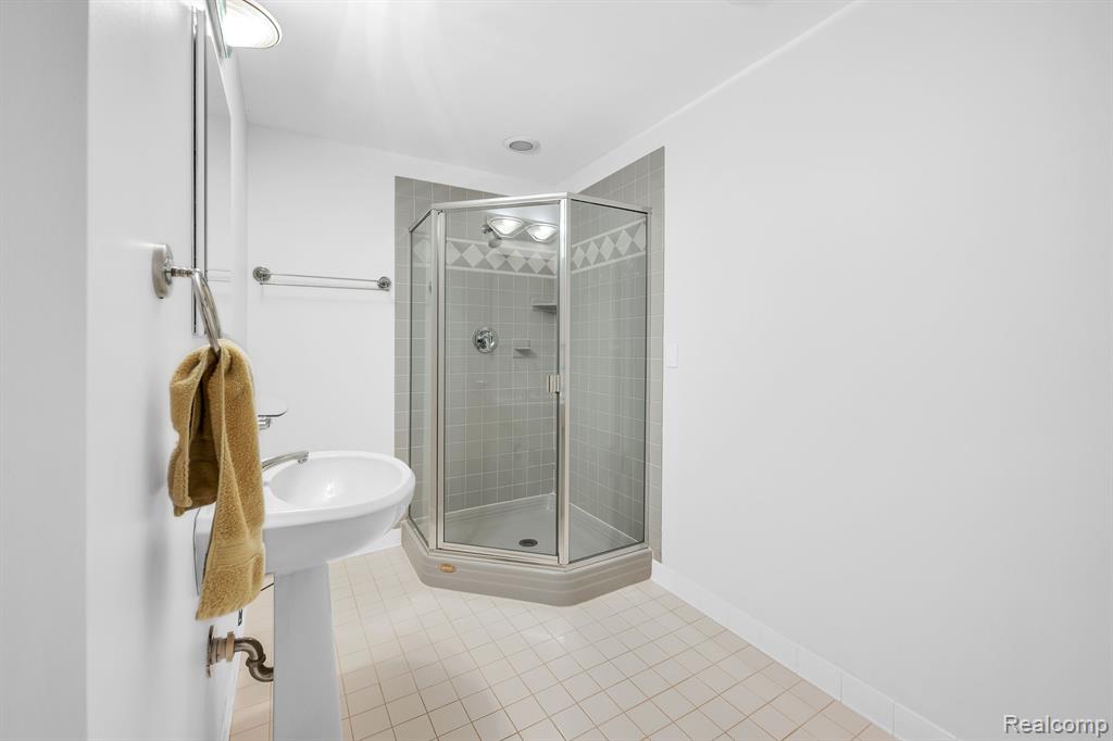 5039 LAGOONS Circle S, West Bloomfield, MI 48323 — Photo 34