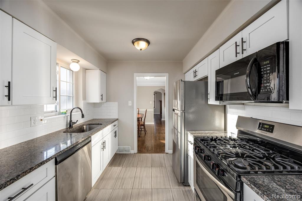 20701 Toles Lane, Grosse Pointe Woods, MI 48236 — Photo 4