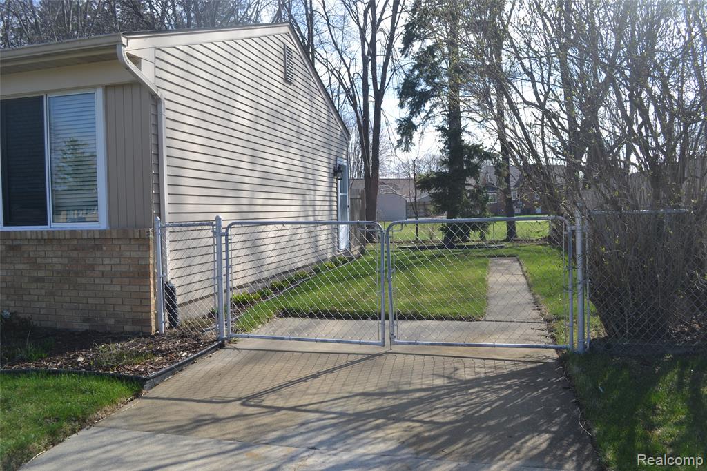 42428 Greenbrier Lane, Clinton Twp, MI 48038 — Photo 3
