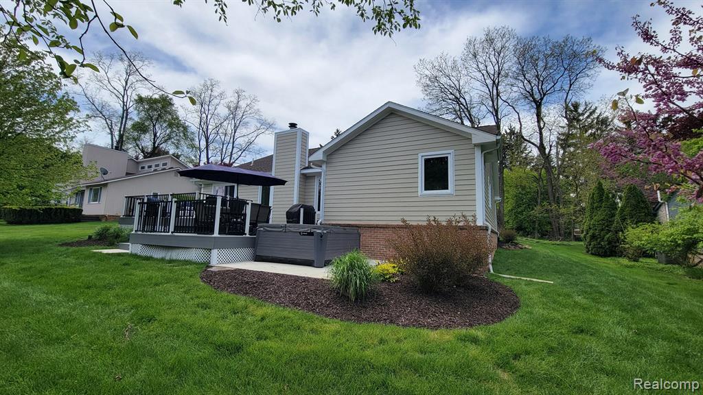 6192 N SHORE Drive, West Bloomfield, MI 48324 — Photo 7