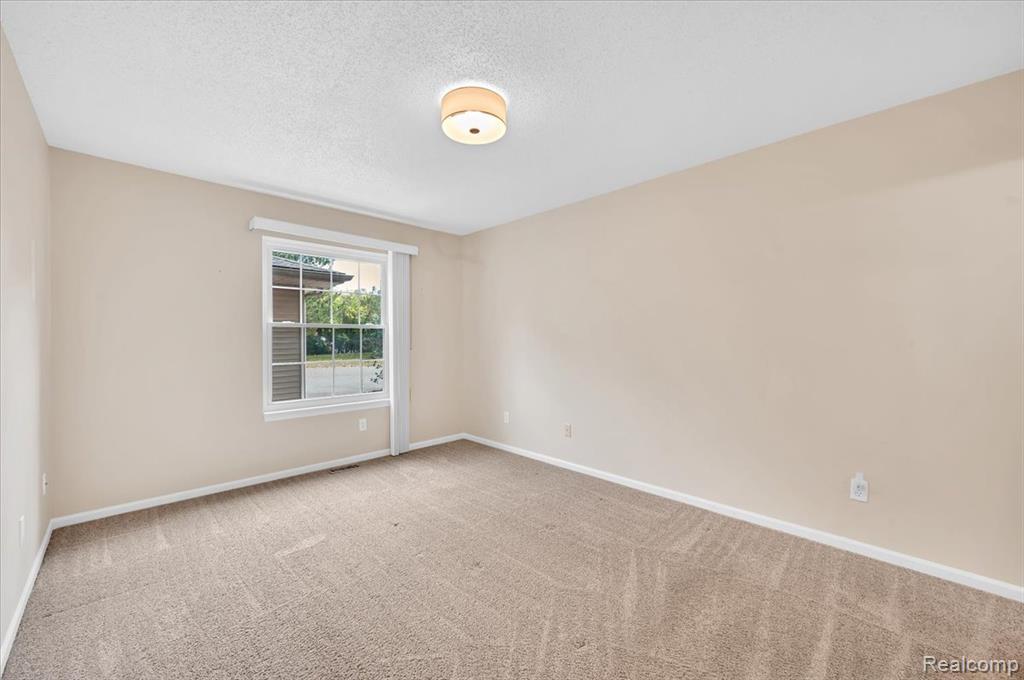 4911 Oak Hill Drive, Waterford, MI 48329 — Photo 9