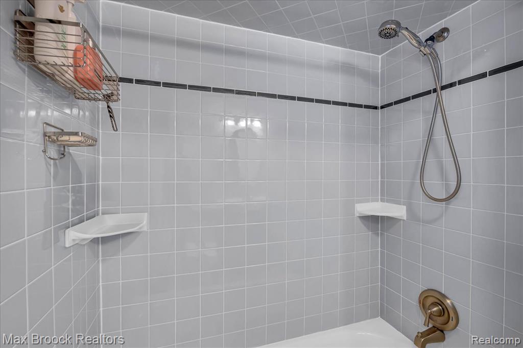 1408 Avondale Street, Sylvan Lake, MI 48320 — Photo 17