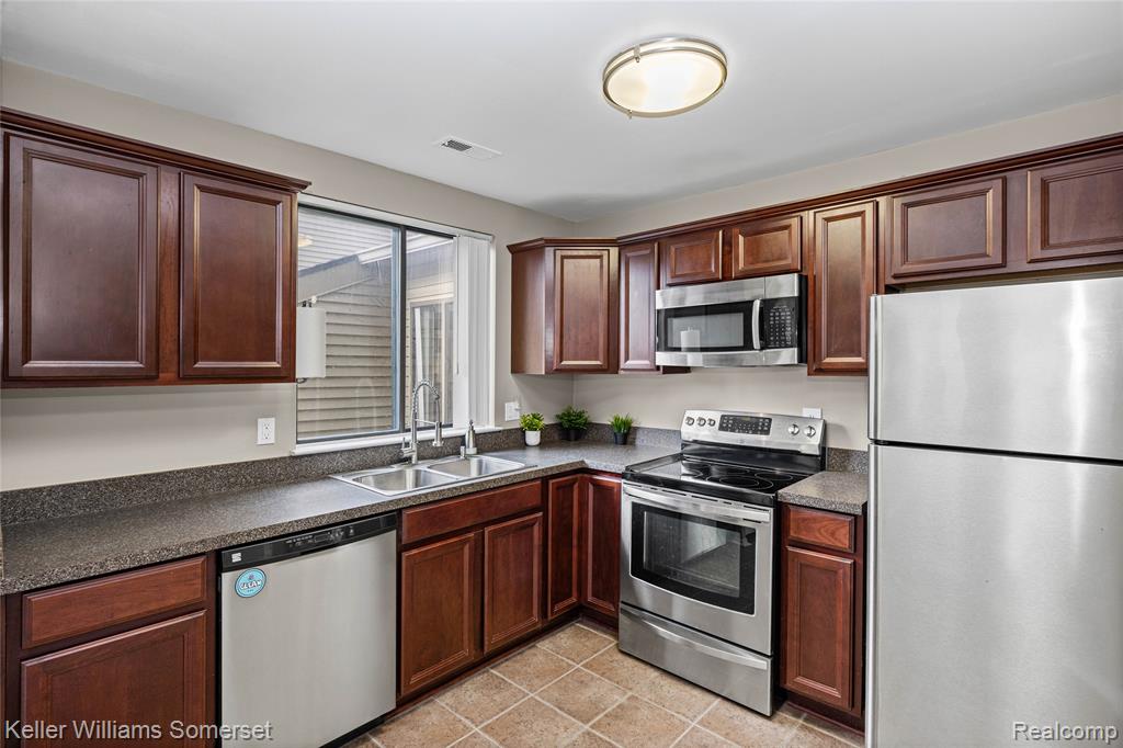20745 Indian Creek Drive, Farmington Hills, MI 48335 — Photo 16
