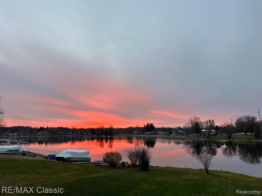 5197 SURFWOOD Drive, Commerce Twp, MI 48382 — Photo 13