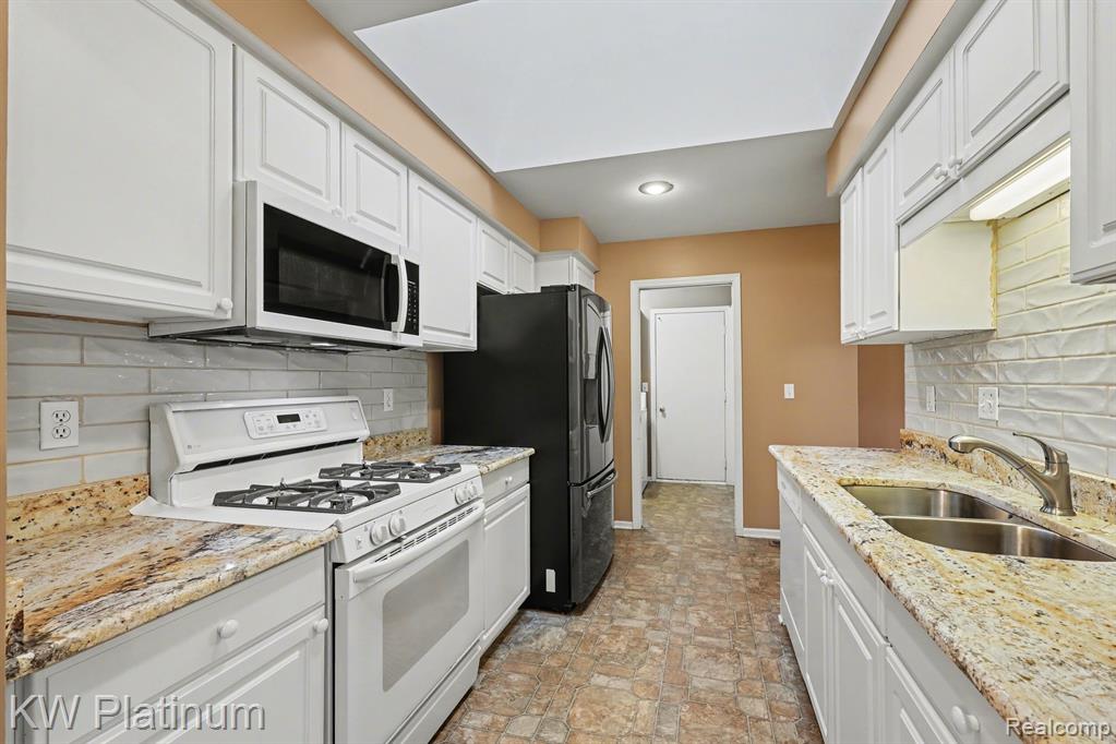 48459 Hudson Bay Court, Utica, MI 48315 — Photo 8