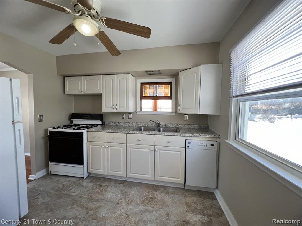 697 E ANNABELLE Avenue, Hazel Park, MI 48030 — Photo 18